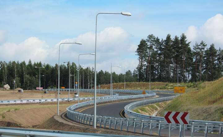Latarnie przy węźle autostradowym. ZDJĘCIE ILUSTRACYJNE / autor: Fratria / MK