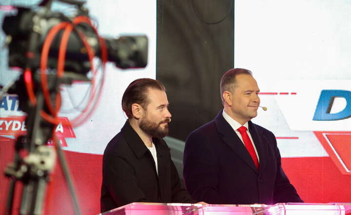Karol Nawrocki (P) i dziennikarz, kandydat w wyborach na prezydenta RP Krzysztof Stanowski (L) na pierwszej debacie prezydenckiej w Końskich / autor: PAP/Marian Zubrzycki