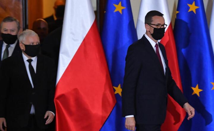 Premier Mateusz Morawiecki (P), wicepremier, minister kultury i dziedzictwa narodowego Piotr Gliński (L) oraz prezes PiS Jarosław Kaczyński (C) / autor: PAP/Radek Pietruszka