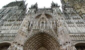 Pożar gotyckiej katedry Notre-Dame w Rouen