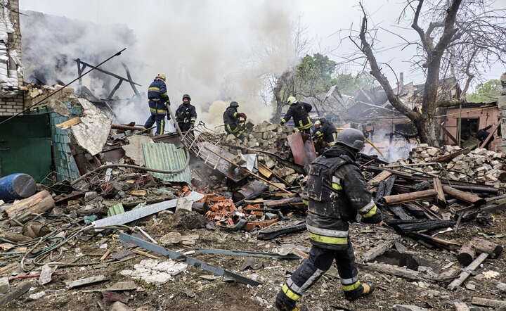 Na Charków i okolice codziennie spadają rosyjskie bomby / autor: SERGEY KOZLOV/EPA/PAP