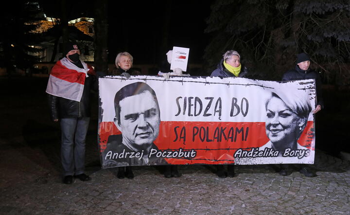Białystok, akcja solidarności z prześladowanymi liderami Związku Polaków na Białorusi Andżeliką Borys i Andrzejem Poczobutem. 23.12.2021.  / autor: fotoserwis PAP