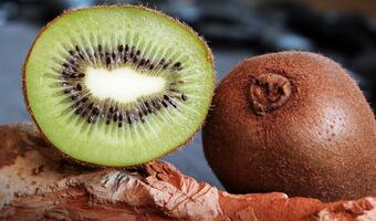 Kiwi – jeść ze skórką czy bez?