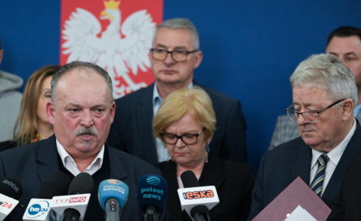 Minister rolnictwa i rozwoju wsi Czesław Siekierski (P), lider organizacji "Podkarpacka oszukana wieś" Roman Kondrów (L) oraz wojewoda podkarpacka Teresa Kubas-Hul (C) podczas briefingu prasowego po zakończeniu spotkania w Podkarpackim Urzędzie Wojewódzkim w Rzeszowie/6 stycznia 2024 r.  / autor: PAP/Darek Delmanowicz