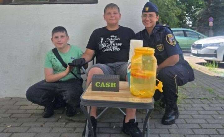 Dzieci sprzedają lemoniadę, złośliwcy donoszą