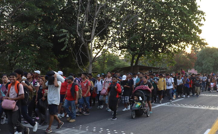 Migrants leave Mexico's southern border on their way to the US / autor: PAP/EPA/Juan Manuel Blanco