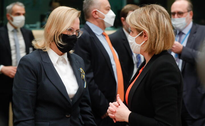 olska Minister Klimatu i Środowiska Anna Moskwa (L) i francuska Minister Transformacji Ekologicznej Barbara Pompil / autor: EPA/PAP
