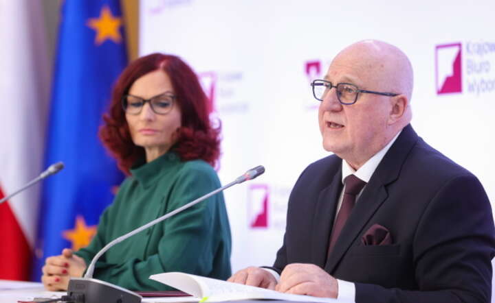  Przewodniczący PKW Sylwester Marciniak (P) i sekretarz Państwowej Komisji Wyborczej, szefowa Krajowego Biura Wyborczego Magdalena Pietrzak (L) podczas konferencji prasowej / autor: PAP/Rafał Guz