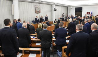 Senat bez poprawek do ustawy dezubekizacyjnej. "Państwo ma obowiązek rozwiązać umowę z ubekami" – mówił senator Grzegorz Bierecki