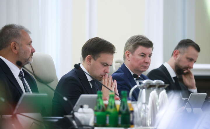 Andrzej Domański (2L), szef nowego resortu finansów i gospodarki ma potężny problem na głowie - stan finansów publicznych / autor:  PAP/Leszek Szymański