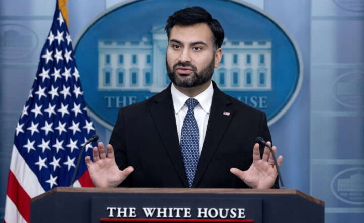 Doradca rządu USA ds. klimatu Ali Zaidi na konferencji w Białym Domu nt. ograniczenia eksportu LNG z Ameryki / autor: PAP/EPA/MICHAEL REYNOLDS