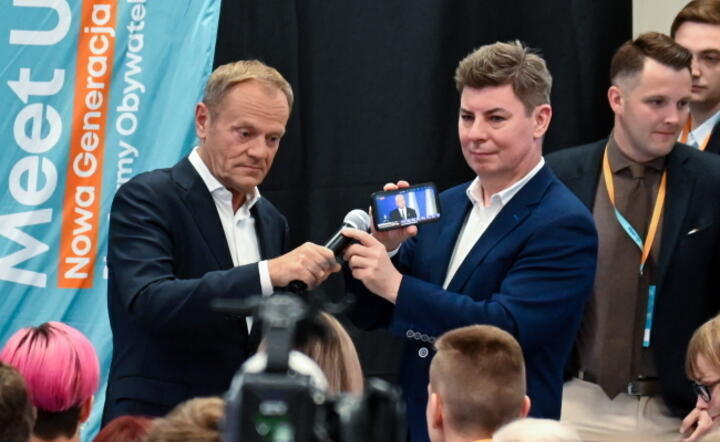 szef PO Donald Tusk i rzecznik Platformy Jan Grabiec na spotkaniu w Szczecinie / autor: PAP