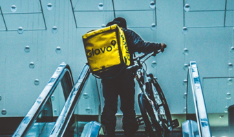 Glovo z zarzutami. Prezes UOKiK komentuje