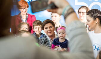 Premier Beata Szydło: przez rok programu Rodzina 500 plus do rodzin trafiło 20 mld zł