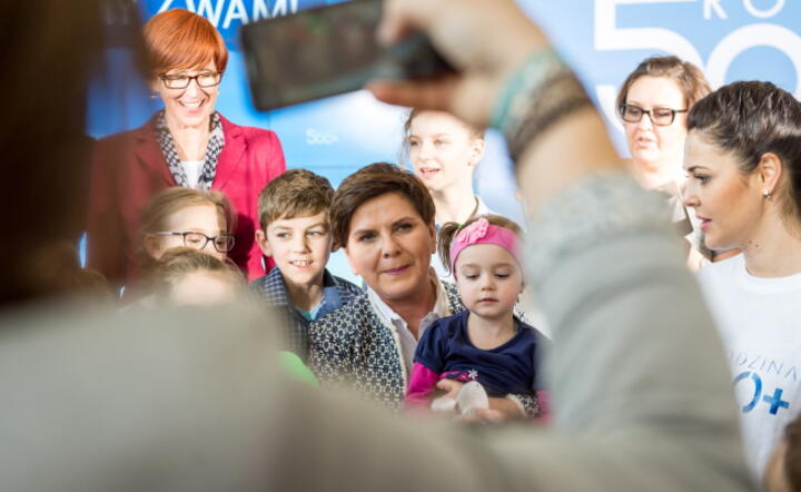  Premier Beata Szydło podczas spotkania z mieszkańcami gminy Koneck w powiecie aleksandrowskim w woj. kujawsko-pomorskim, fot. PAP/Tytus Żmijewski