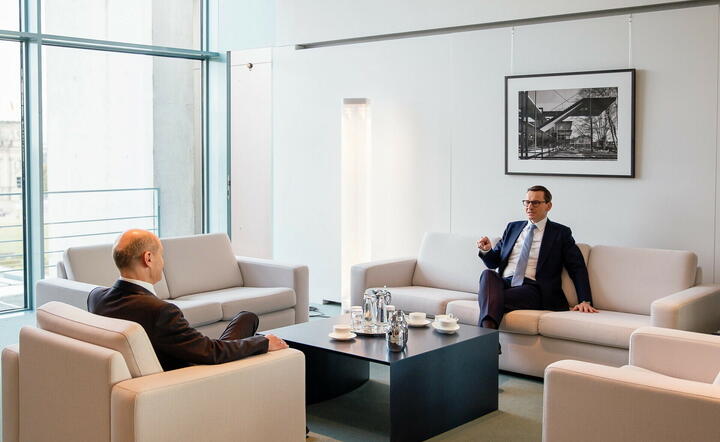 Premier Mateusz Morawiecki (P) oraz kanclerz Niemiec Olaf Scholz (L) / autor: PAP/Krystian Maj