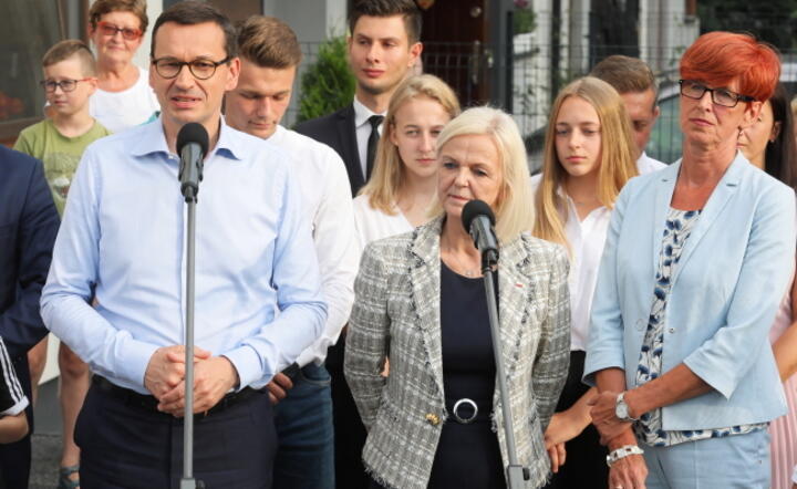 Premier Mateusz Morawiecki (L) oraz minister rodziny, pracy i polityki społecznej Bożena Borys-Szopa (C) i europosłanka PiS Elżbieta Rafalska (P) podczas breifingu po spotkaniu z rodzinę wielodzietną, 20 bm. w Otwocku na trasie "PiSbusa" / autor: PAP/ Paweł Supernak