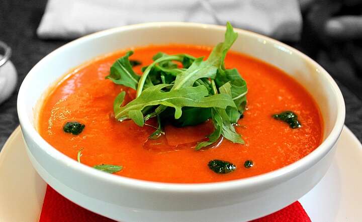 Chłodniki, takie jak hiszpańskie gazpacho, opierają się na świeżych warzywach i fermentowanych produktach mlecznych / autor: Pixabay