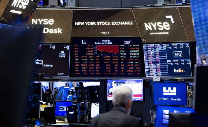 Piątkowa sesja na Wall Street przyniosła kontynuację mocnych spadków - na tablicy notowań dominuje kolor czerwony / autor: PAP/EPA/JUSTIN LANE