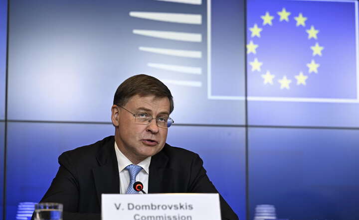 Europejski Komisarz ds. handlu i bezpieczeństwa gospodarczego Valdis Dombrovskis na konferencji prasowej po posiedzeniu unijnej Komisji ds. Gospodarczych i Finansowych w Luksemburgu / autor: PAP/Wiktor Dąbkowski