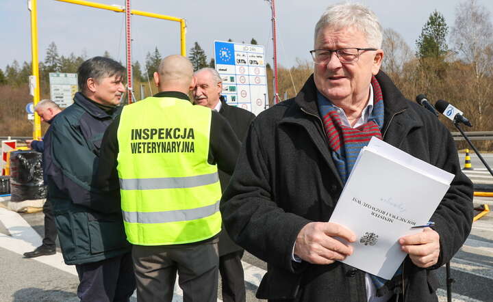 Minister rolnictwa i rozwoju wsi Czesław Siekierski na polsko-słowackim przejściu granicznym Chyżne-Trstena / autor: PAP/Grzegorz Momot