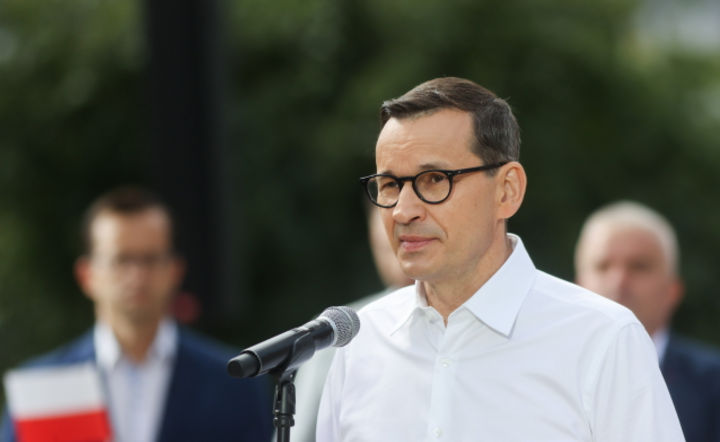 Premier Mateusz Morawiecki podczas konferencji prasowej na osiedlu Niebrów w Tomaszowie Mazowieckim, 4 bm. / autor: PAP/Marian Zubrzycki