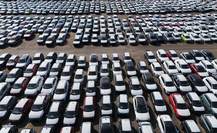 Nowe samochody czekające na transport do USA w brytyjskim porcie Tilbury, 27 marca / autor: PAP/EPA/NEIL HALL