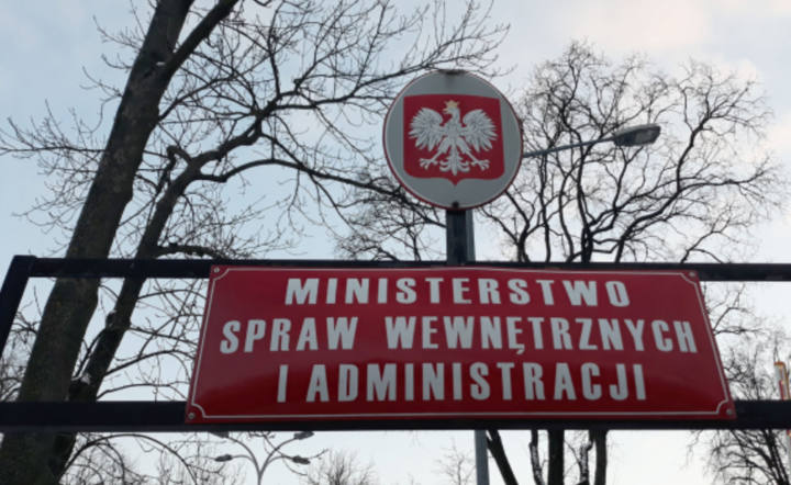 Szef MSWiA na kwarantannie  / autor: Fratria