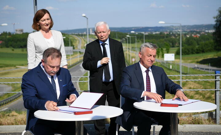 prezes PiS Jarosław Kaczyński, wojewoda podkarpacka, kandydatka na prezydenta Rzeszowa Ewa Leniart (L), prezydent Rzeszowa Marek Bajdak (P) i dyrektor rzeszowskiego oddziału GDDKiA Bogdan Tarnawski (2L) / autor: fotoserwis PAP