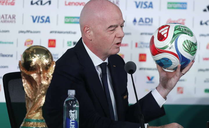Prezydent FIFA Gianni Infantino z oficjalną piłką Mundialu i złotym pucharem, który otrzyma zwycięska drużyna / autor: PAP/EPA/ISAAC ESQUIVEL 