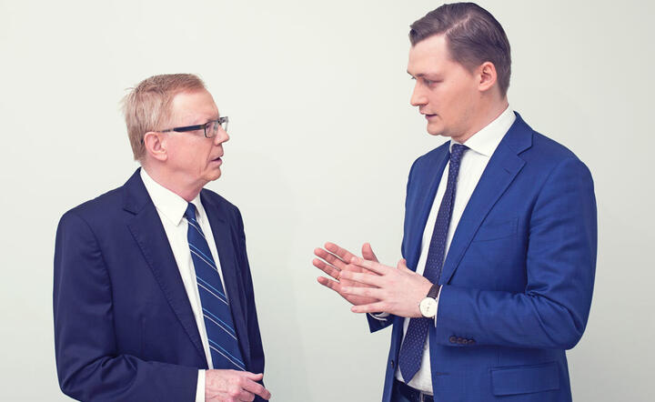 Od lewej Stanisław Koczot zastępca redaktora naczelnego Gazety Bankowej oraz Bolesław Piasecki z Departamentu Bezpieczeństwa PKO Banku Polskiego
