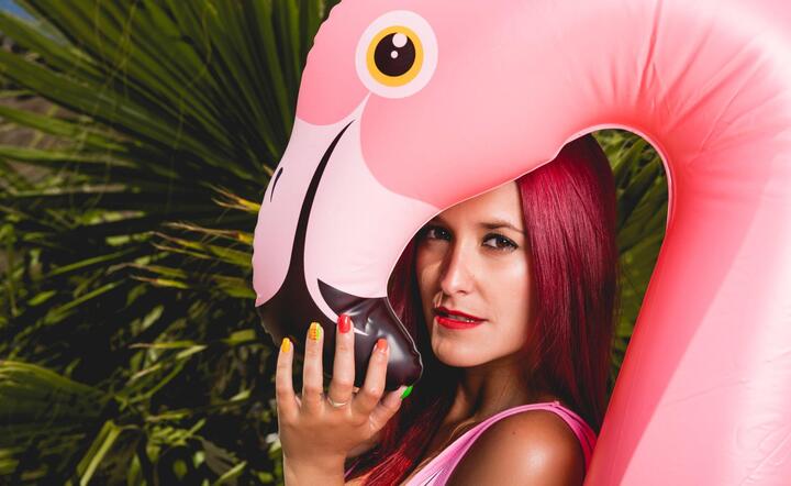 Ratownicy morscy apelują do plażowiczów o pilnowanie swoich nadmuchiwanych flamingów / autor: Pexels