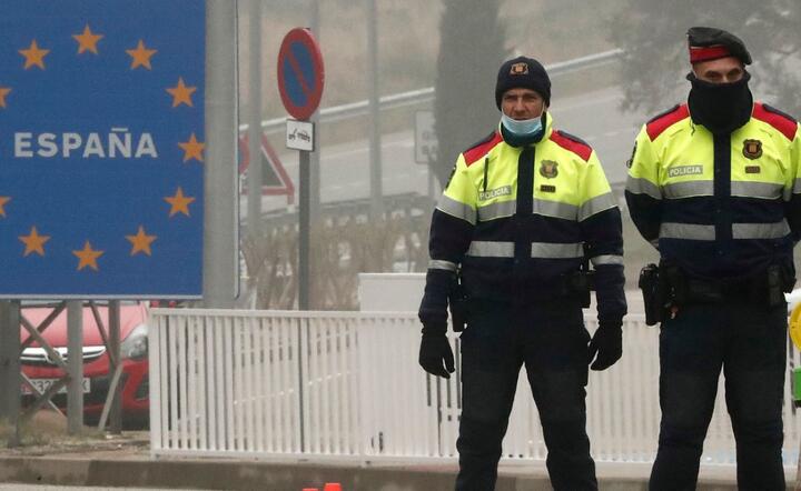 Kontrola na granicy Francji z Hiszpanią w związku z koronawirusem / autor: PAP/EPA/GUILLAUME HORCAJUELO