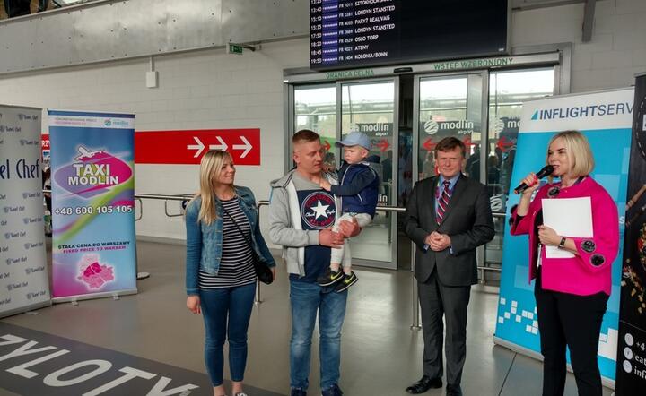 Sylwester Mucha - podróżujący wraz z rodziną - to 9-cio milionowy pasażer Portu Warszawa/Modlin. Dziś przyleciał z Londynu z żoną Barbarą i synem (3,5 roku). Witał go p.o. prezes portu Modlin, Leszek Chorzewski, fot. materiały prasowe  