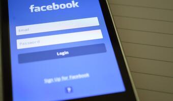 Facebook zakazuje treści negujących Holokaust