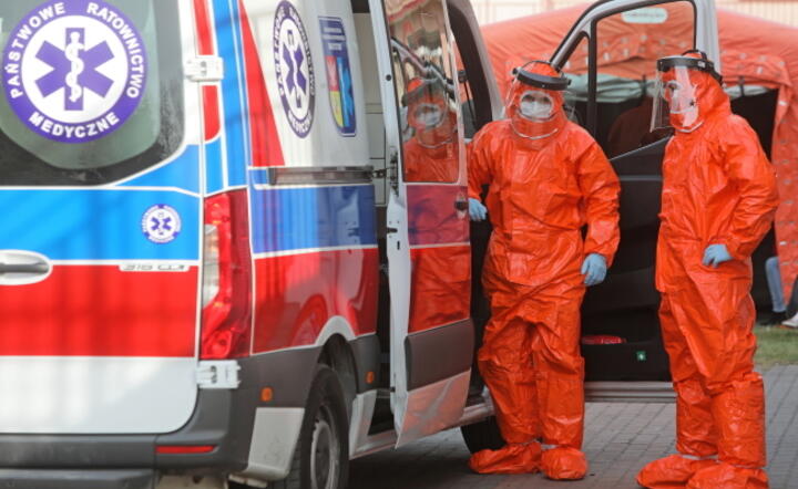  Koronawirus w Polsce. UWAGA, ZDJĘCIE POGLĄDOWE! Karetka na teren Uniwersyteckiego Szpitala Klinicznego w Białymstoku, 18 bm. gdzie na oddziałach zakaźnych przebywają pacjenci z koronawirusem / autor: PAP/Artur Reszko
