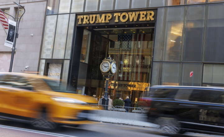 Wejście do drapacza chmur Trump Tower w Nowym Jorku / autor: PAP/EPA/SARAH YENESEL