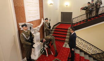 Premier składa hołd ofiarom Smoleńska