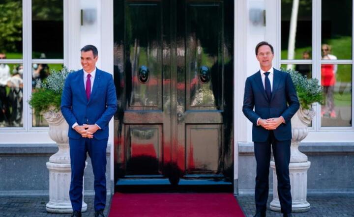 Premier Holandii Mark Rutte (R) wita premiera Hiszpanii Pedro Sancheza w Catshuis, Haga, Holandia, 13 lipca  / autor: PAP/EPA/BART MAAT