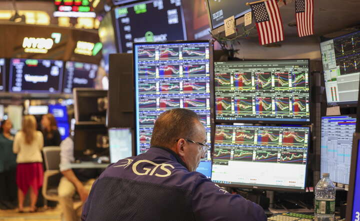 Makler na parkiecie giełdy nowojorskiej NYSE przy Wall Street, 29 września 2026 / autor: PAP/EPA/SARAH YENESEL
