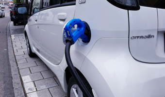 Coraz więcej elektryków na drogach. Mimo kryzysu na rynku