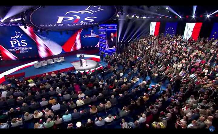 W centrum wystawowym EXPO XXI w Warszawie trwa konwencja PiS pod hasłem "Wolni Polacy wobec zmian traktatowych Unii Europejskiej”  / autor: screen YT / @pisorgpl