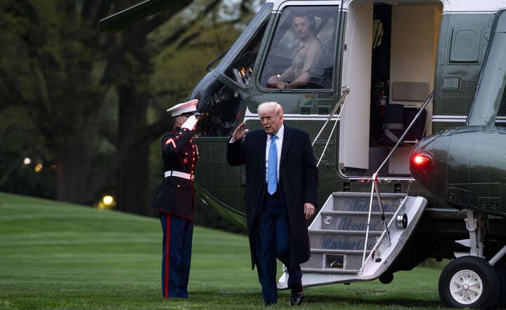 Prezydent Donald Trump przybył do Waszyngtonu z weekendu na Florydzie na pokładzie śmigłowca o kodzie Marine One / autor: PAP/EPA/BONNIE CASH