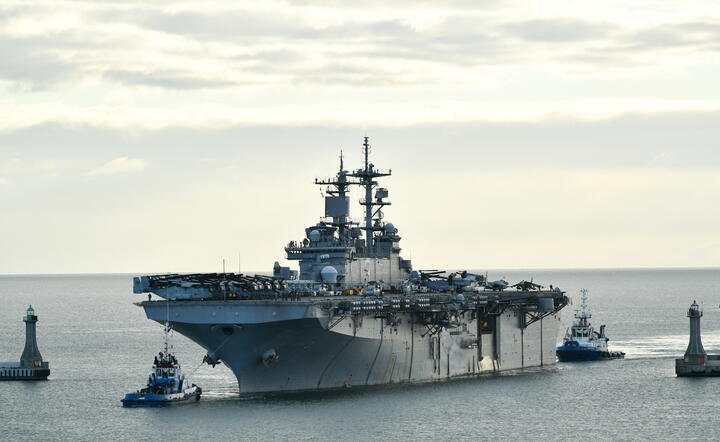 USS Kearsarge wpływa do portu w Gdyni / autor: PAP