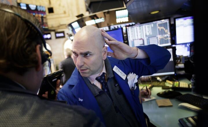 Makler na parkiecie NYSE, fot. PAP/EPA/JUSTIN LANE 