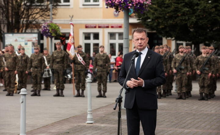 Minister obrony narodowej Mariusz Błaszczak podczas uroczystej przysięgi żołnierzy 13. Śląskiej Brygady Wojsk Obrony Terytorialnej na Rynku w Bieruniu / autor: PAP/Zbigniew Meissner