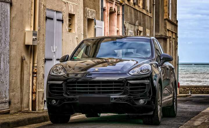 Luksusowy SUV zaparkowany w zabytkowej dzielnicy. ZDJĘCIE ILUSTRACYJNE / autor: Pixabay