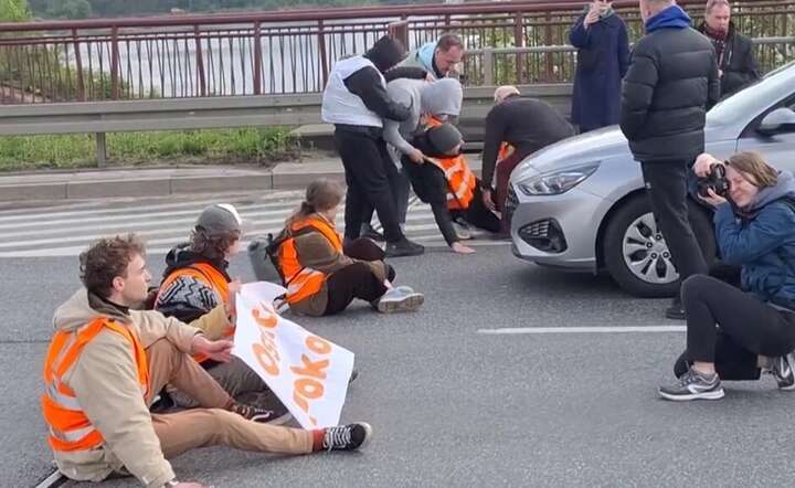 Kierowcy usuwają blokujących jezdnię  / autor: wPolsce.pl - screen