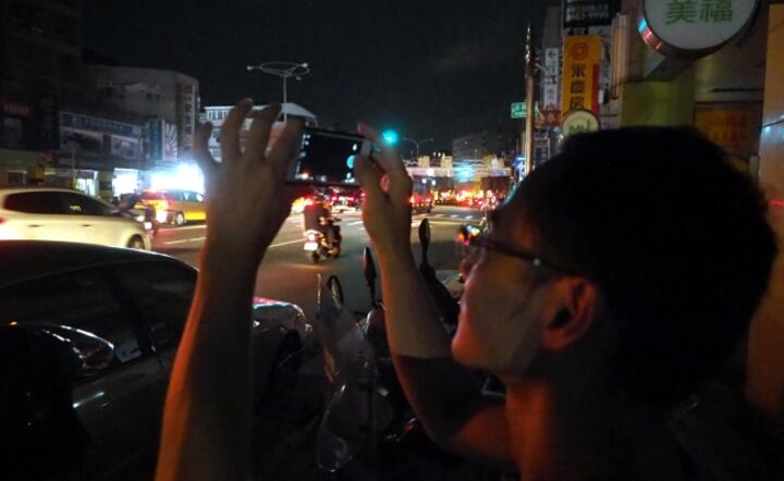Taipei, stolica Tajwanu:  Z powodu braku prądu we wtorek późnym popołudniem w ciemnościach pogrążyły się centra handlowe i biura, fot. PAP/EPA/David Cheng