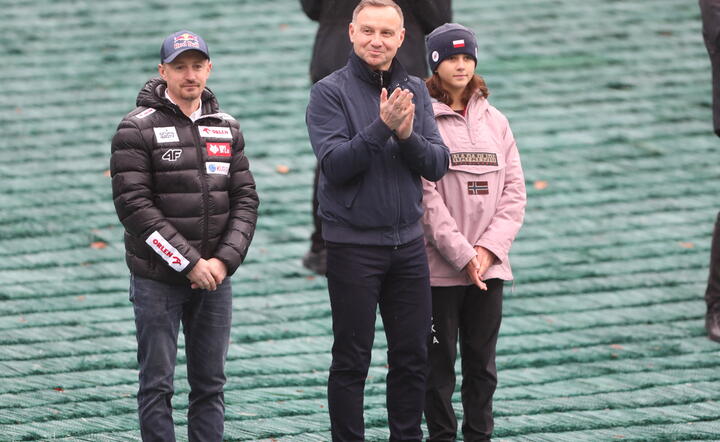 Prezydent RP Andrzej Duda, prezes PZN Adam Małysz i młoda skoczek Julia Fender / autor: fotoserwis PAP